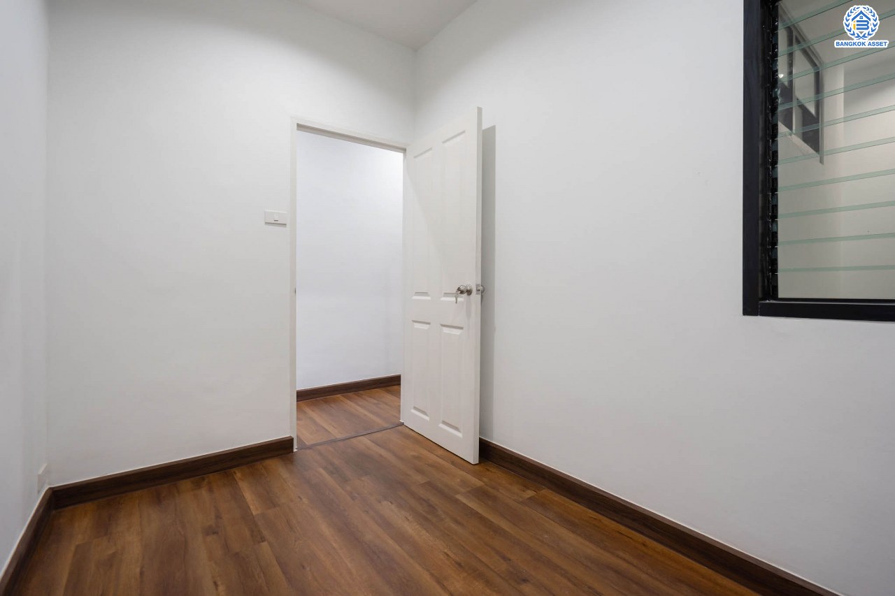 บ้านมือสองตกแต่งใหม่ โครงการ บ้านทอฝัน พิบูลย์สงคราม พร้อมอยู่ เนื้อที่ 16 ตร.ว. ฟังก์ชัน 3 ห้องนอน 2 ห้องน้ำ จอดรถได้ 1 คัน บนสุดยอดทำเล! เชื่อมถนนพิบูลย์สงคราม, วงศ์สว่าง, นครอินทร์ และติวานนท์ ใกล้จุดขึ้นทางด่วนศรีรัช-วงแหวนรอบนอก และรถไฟฟ้า "สถานีแยกติวานนท์"...